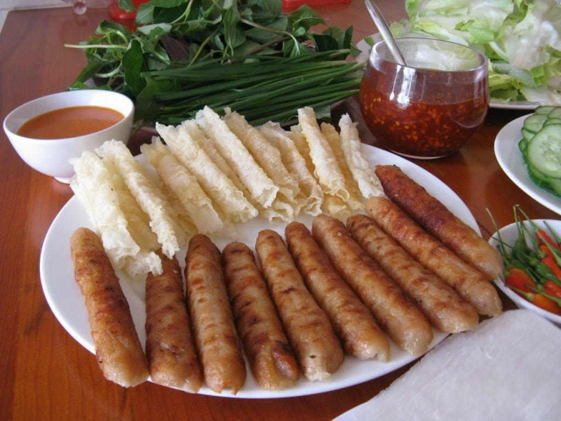 Quán Nem nướng Ninh Hòa là một trong những địa chỉ ăn vặt Sài Gòn hấp dẫn dành cho bạn