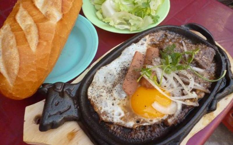 Quán phở và bánh mì ốp la Tuấn