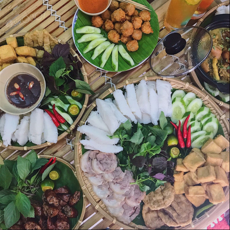 Qua từng phần bún đậu, thực khách sẽ được thưởng thức trọn vẹn hương vị Hà Nội ngay giữa lòng Sài Gòn.