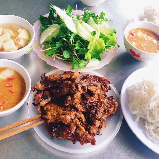 Quán bún chả nướng Bà Hạnh là một quán ăn lâu năm và nổi tiếng chất lượng tại đường Hồ Xuân Hương.﻿