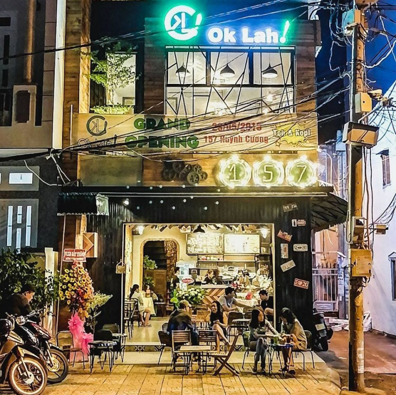 Quán có hai tầng, thêm cả những chiếc bàn ghế đặt ở ngoài cho những bạn thích chill và ngắm đường phố.﻿﻿﻿﻿