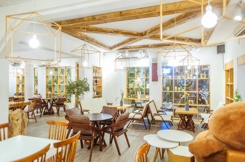 Chanchamayo là một quán cà phê có tông trắng và trang trí hiện đại, hướng đến vẻ đẹp tối giản.