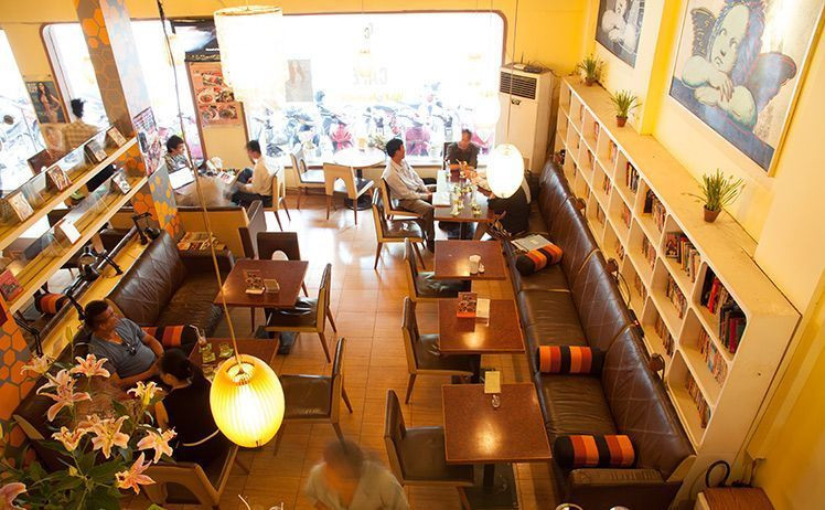 Ciao Cafe Sách giống như một thư viện mở với hơn 800 đầu sách