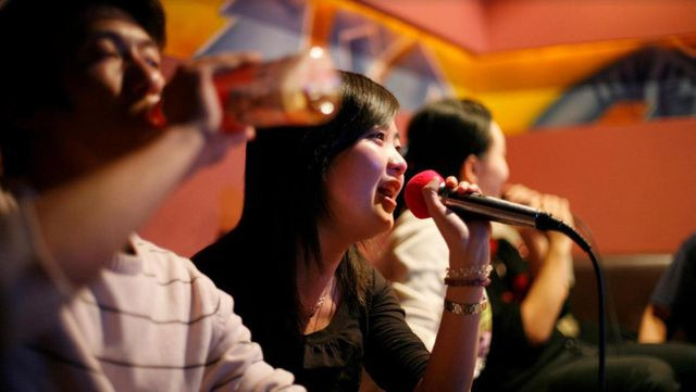 karaoke Hoa Đà được đầu tư những trang thiết bị hiện đại, hình ảnh và chất lượng âm thanh sống động