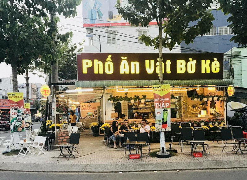 Phố Ăn Vặt Bờ Kè