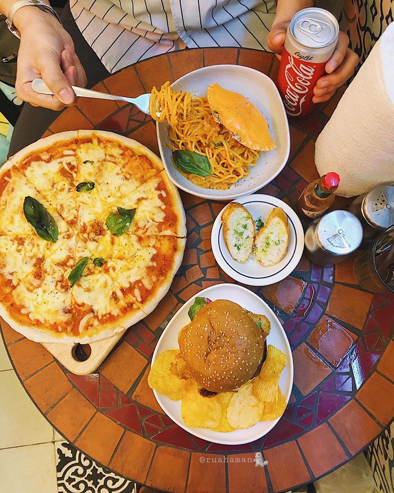 Pizza Margherita là loại pizza rất đáng để bạn trải nghiệm khi đến quán ăn này