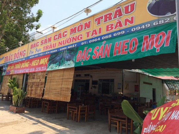 Bên ngoài của quán!