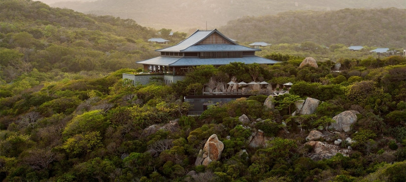 Amanoi Resort nằm hòa hợp với thiên nhiên hùng vĩ