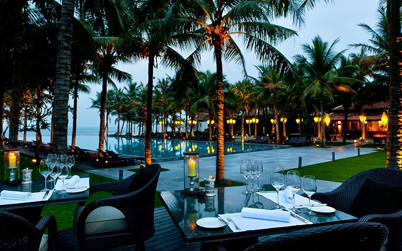 Khu ăn uống hướng ra biển tại Four Seasons Resort The Nam Hai