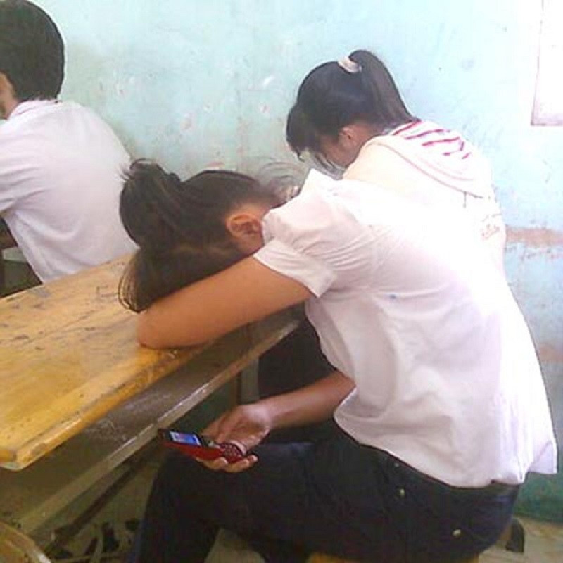 Học sinh sử dụng điện thoại trong giờ học.