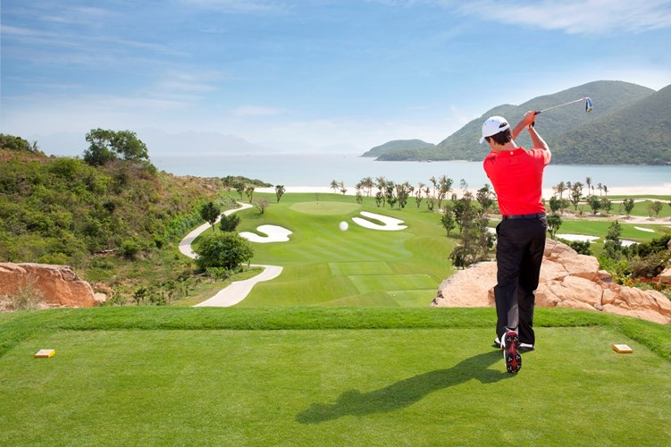 Với vị trí đắc địa cùng tiện ích dịch vụ hoàn hảo sân golf Bà Nà Hill sẽ đem đến trải nghiệm tuyệt vời cho các quý khách chơi golf.