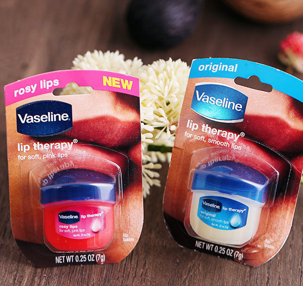 Thiết kế của son dưỡng Vaseline Lip Therapy nắp nhựa màu xanh đặc trưng