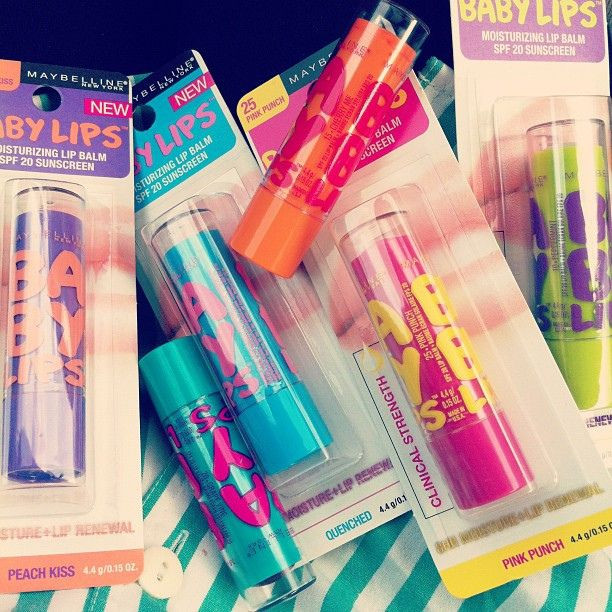 Maybelline Baby Lips mang thiết kế đầy sắc màu với vỏ son là màu na ná với màu son bên tron