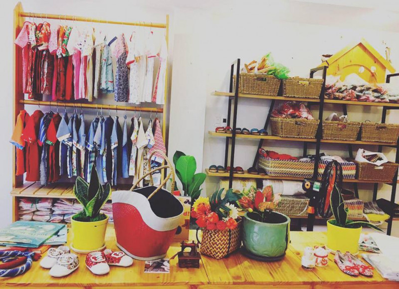 Các sản phẩm hàng thêu tay do nghệ nhân chuyên nghiệp của shop thêu, vừa đảm bảo tôn vinh nét đẹp truyền thống của chiếc áo dài Việt