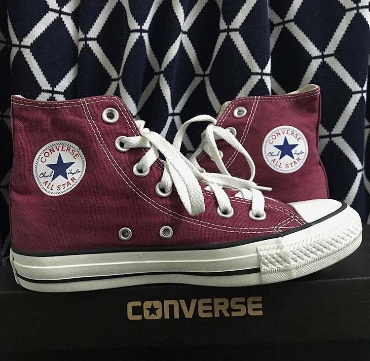 Giày Converse.