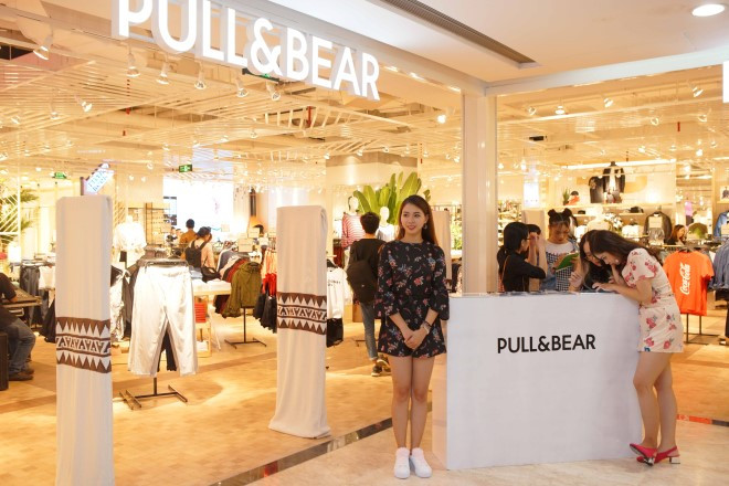 Pull&Bear của nhà Inditex phát triển theo phong cách năng động, nhiều màu sắc