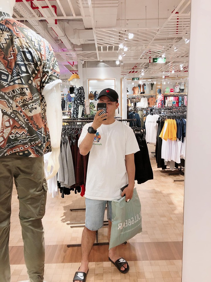 Khách mua đồ tại Pull&Bear