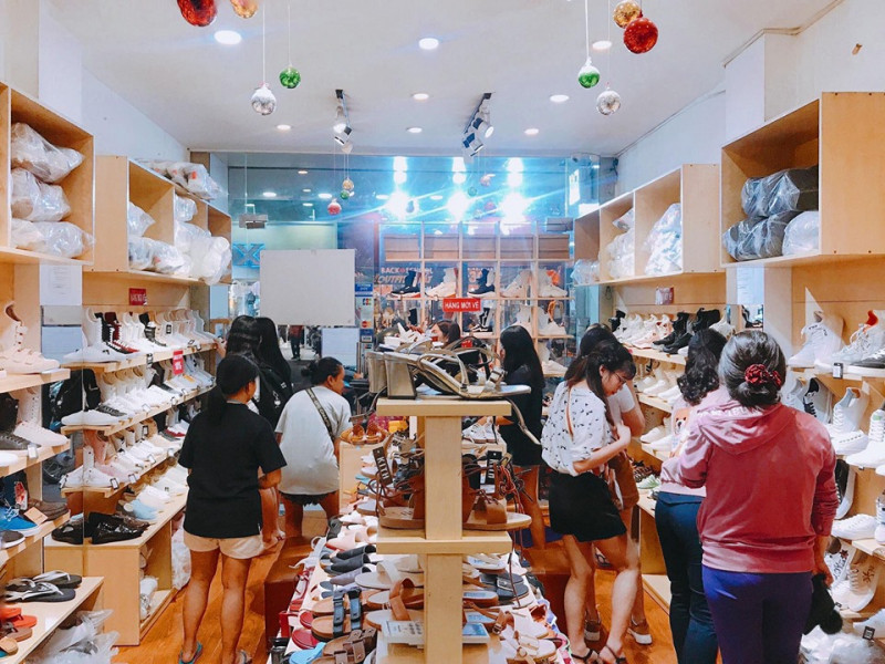 Giày Store là địa chỉ thu hút khách hàng giới trẻ