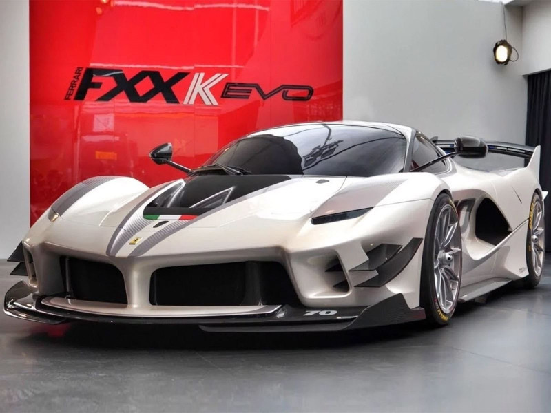 LaFerrari FXX K Evo: 2,7 triệu USD (khoảng 61 tỷ đồng)