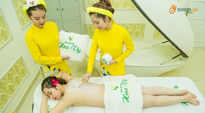 Khách hàng trải nghiệm dịch vụ tắm trắng tại Hoa Vy spa