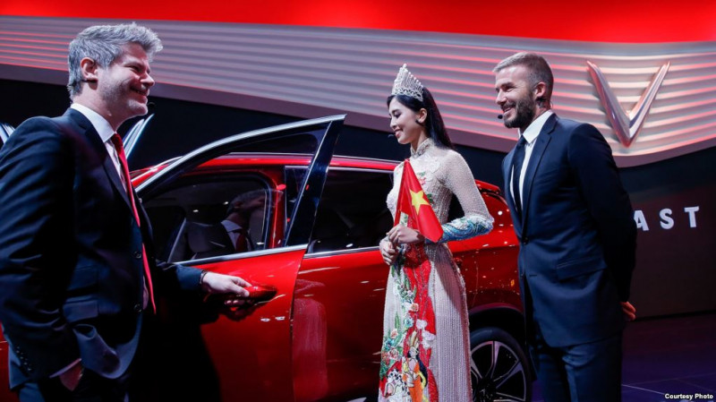 Vinfast mời cả Hoa hậu Trần Tiểu Vy & cầu thủ David Beckham đến sự kiện ra mắt xe hơi