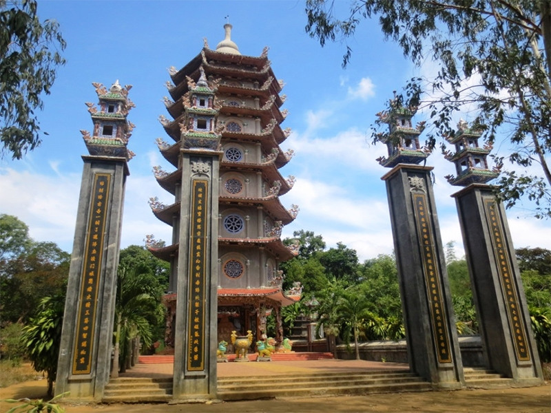 Bảo tháp của chùa Thiên Ấn - Ngôi chùa cổ và lớn nhất Quảng Ngãi
