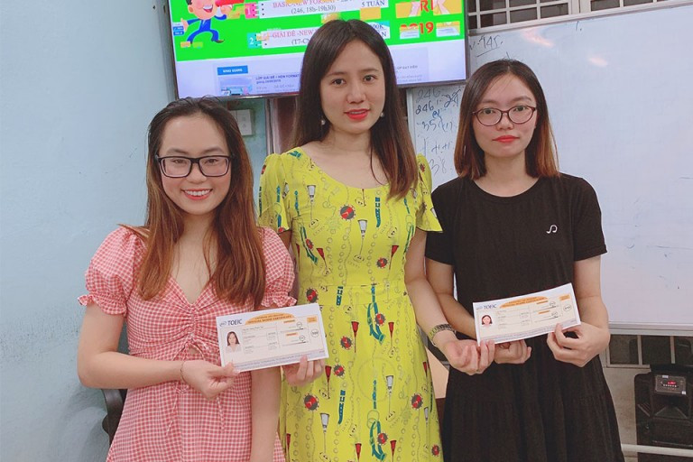 Ms Ngọc cùng 2 học viên xuất sắc: Đỗ Thị Thúy – TOEIC 910 và Thanh Tâm – TOEIC 900