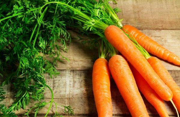 Cà rốt có nhiều vitamin nhóm B và vitamin C, làm mềm da, chống lão hóa