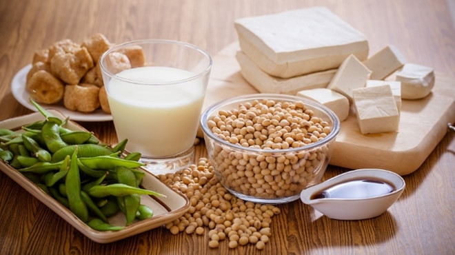 Các chế phẩm từ đậu nành thường được bổ sung cả vitamin D và canxi.
