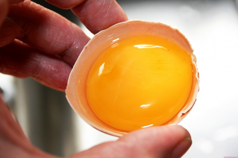 Trứng gà không kết hợp cùng tỏi khi chế biến món ăn