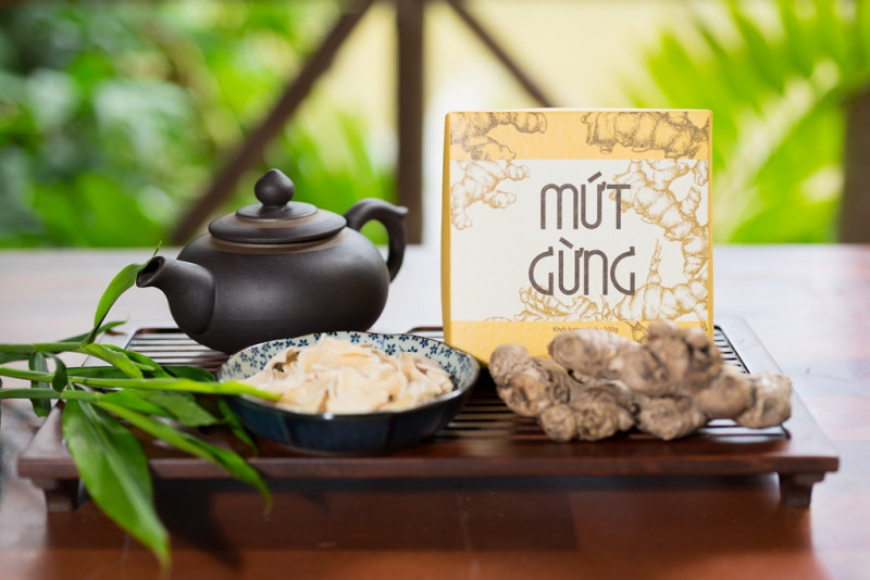 Mứt gừng bánh tẻ Nguồn Sống được làm từ 2 nguyên liệu chính là gừng bánh tẻ Tiền Giang và đường tinh luyện. Hoàn toàn không sử dụng thêm các chất phụ gia nào.