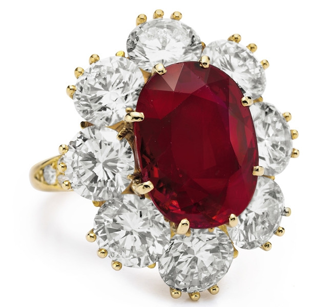 Chiếc nhẫn bằng kim cương và hồng ngọc quý giá do Van cleef & arpels thiết kế và chế tạo.