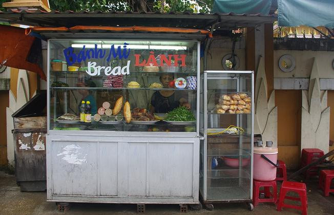 Tiệm bánh mì Lành