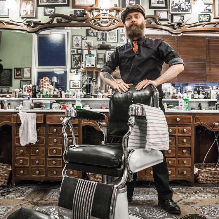 Bạn là người đang tìm kiếm một tiệm cắt tóc nam đẹp tại TP. Vinh? Hãy đến với chúng tôi tại địa chỉ tiệm cắt tóc nam đẹp Vinh. Với kinh nghiệm nhiều năm trong lĩnh vực cắt tóc, chúng tôi cam kết mang đến cho bạn những trải nghiệm tuyệt vời nhất với không gian thoải mái, cùng đội ngũ thợ chuyên nghiệp giữ vững các xu hướng và phong cách cắt tóc mới nhất.