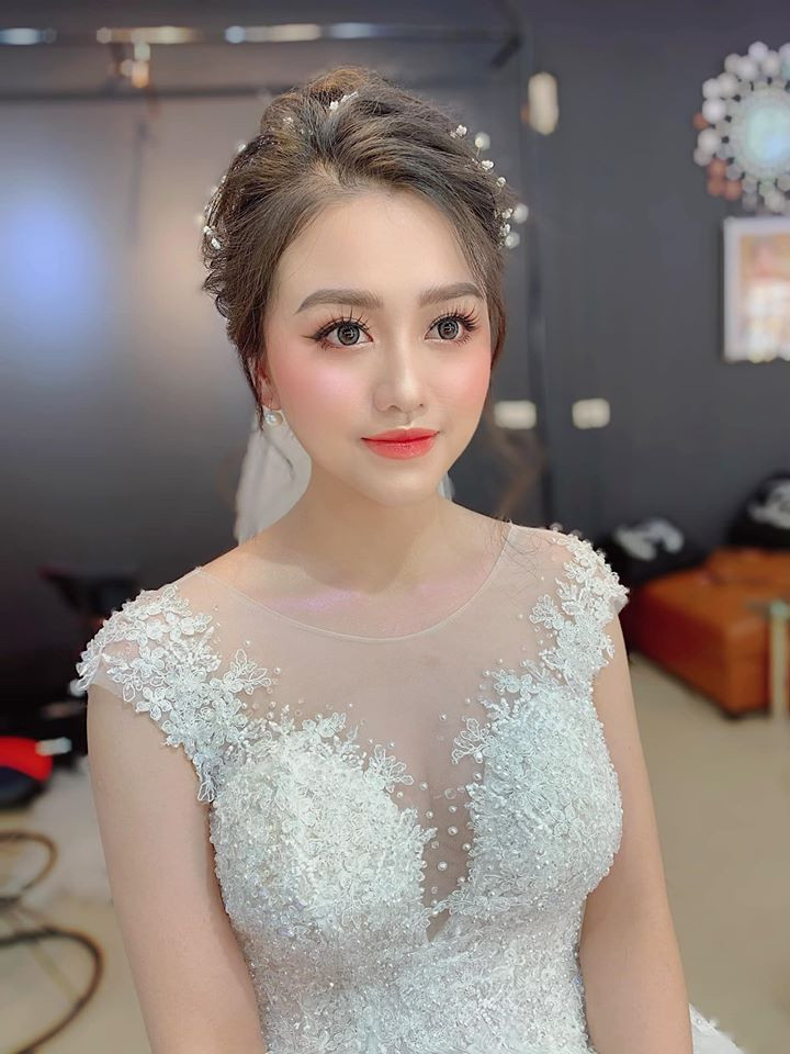 Cao Hong Ngoc makeup