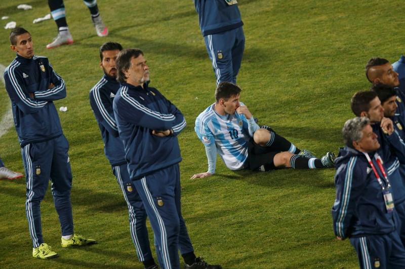 Messi gục ngã sau thất bại ở trận chung kết