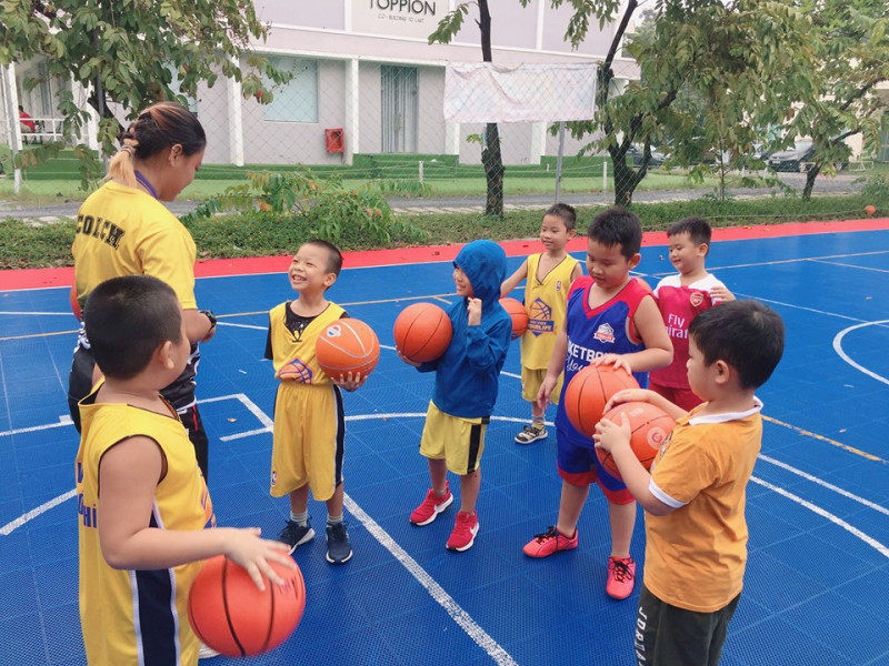 Học viên của Học viện bóng rổ Yourlife sẽ được đào tạo: năng khiếu bóng rổ, sự tập trung, kiên trì, tôn trọng đối thủ, teamwork, ..