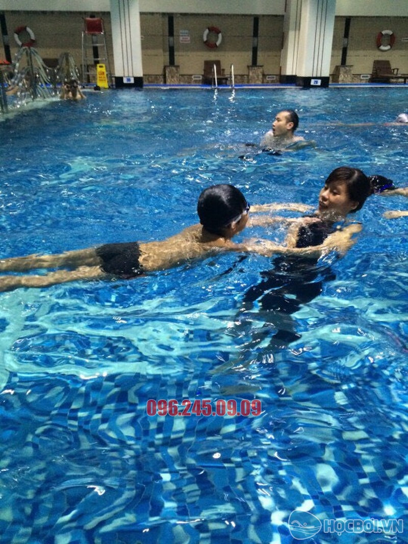 Học bơi tại Hà Nội Swimming – Bé được học bơi với hình thức dạy kèm riêng