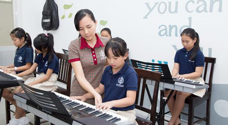 Đội ngũ giáo viên Trường nhạc Việt Thương đều có trình độ đại học và sau đại học, có kiến thức và kỹ năng chơi đàn đạt trình độ cao.
