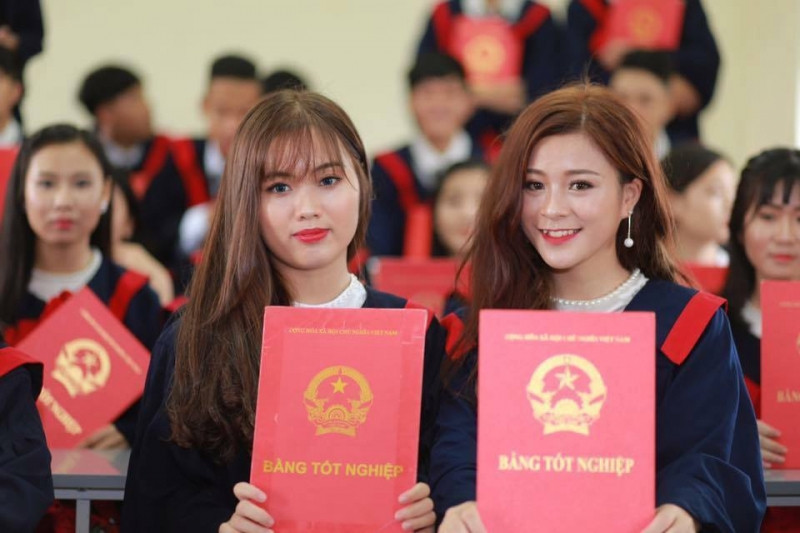 Sau khi kết thúc các khóa học nghề tại Học viện thẩm mỹ Trang Trọng, học viên sẽ được tổ chức thi tay nghề để nhận bằng cấp, chứng chỉ.