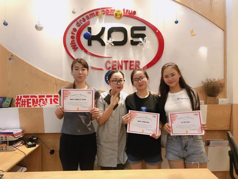 Các học viên nhận chứng chỉ khóa học tại KOS