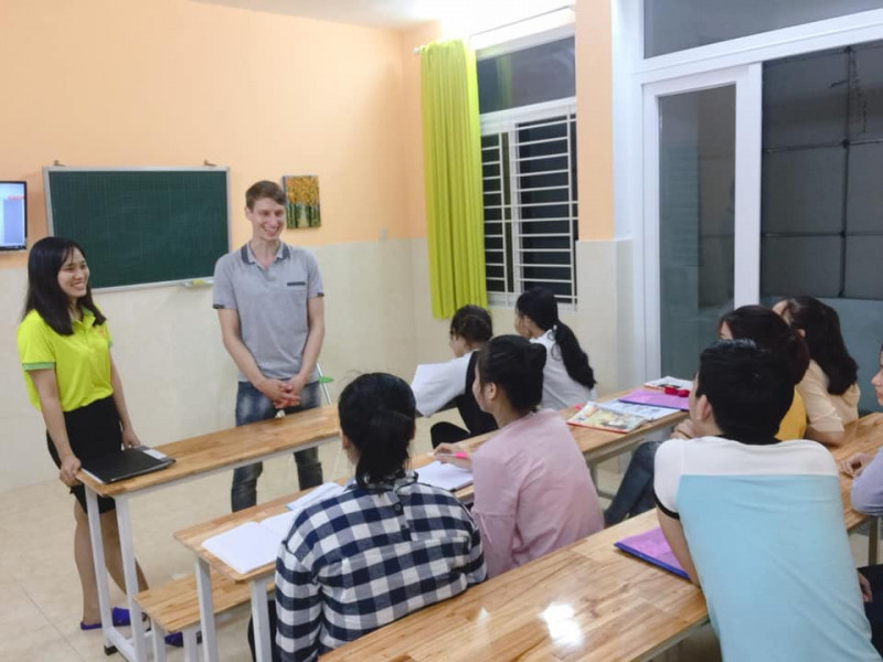 Lớp học với người giáo viên người nước ngoài