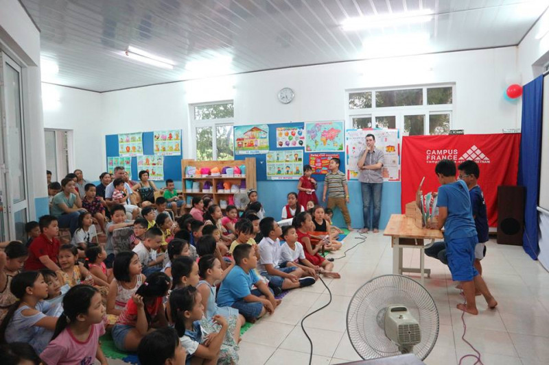 Lễ tổng kết chương trình học kè của học sinh tiểu học tại Viện Pháp tại Đà Nẵng.