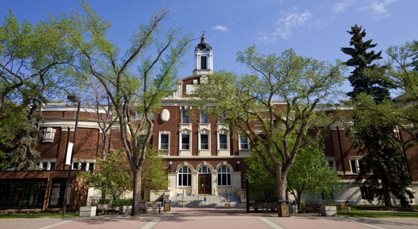 University of Alberta là trường đại học danh tiếng thứ 4 của Canada nằm tại thành phố Admonton thuộc tỉnh bang Alberta