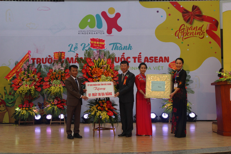 Đồng chí Lê Ánh Dương, Phó Chủ tịch UBND tỉnh Bắc Giang chúc mừng nhà trường nhân dịp lễ khánh thành