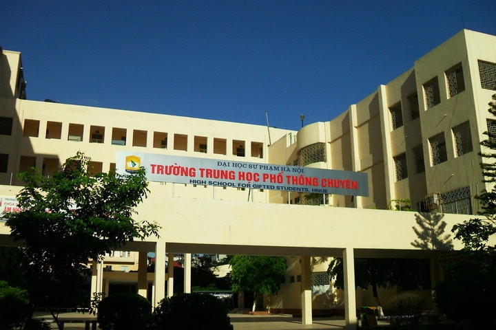 Trường THPT chuyên Đại học Sư phạm tại 136 Xuân Thủy, Dịch Vọng Hậu, Cầu Giấy, Hà Nội