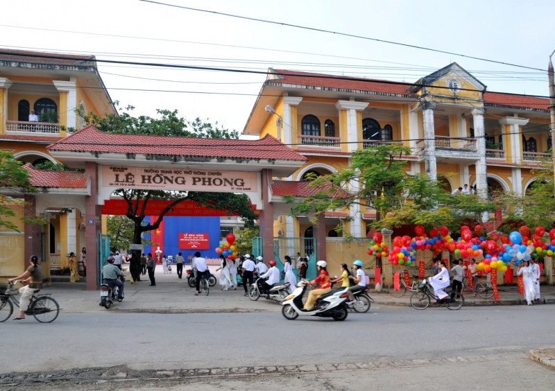 Trường THPT chuyên Lê Hồng Phong tại 76 Vỵ Xuyên, Nam Định