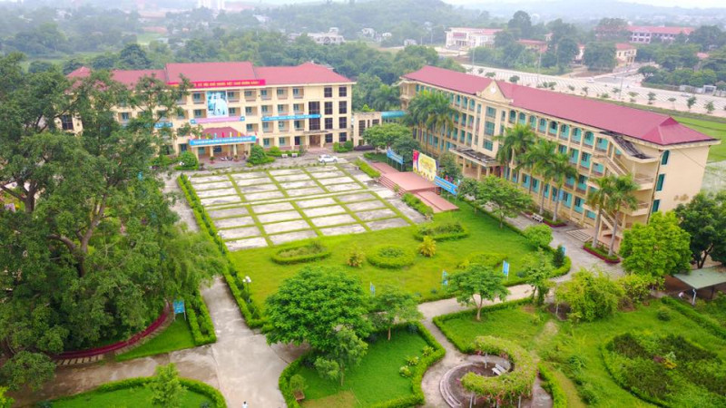 Khuân viên từ trên cao của trường THPT Nguyễn Văn Huyên