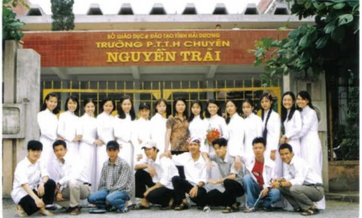 Lớp chuyên Sinh khóa 1999 - 2002 chụp ngày ra trường 05/2002