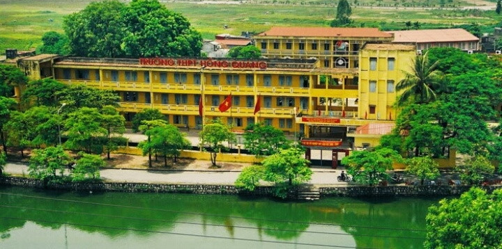 Toàn cảnh trường THPT Hồng Quang bên dòng sông thơ mộng tại số 1 Chương Dương, p.Trần Phú, Tp.Hải Dương